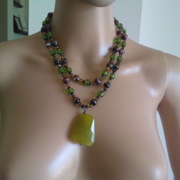 VINTAGE VERY LONG GLASS BEADED NECKLACE W/ LARGE GREEN DIAMOND CUT STONE - Picture 8 of 9
